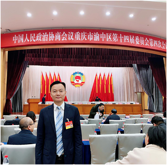 王普:重慶渝中區(qū)政協(xié)常委、民建重慶市委企專委委員、重慶人文科技學(xué)院客座教授、重慶朝天門餐飲控股集團董事長、重慶博茂餐飲集團董事長