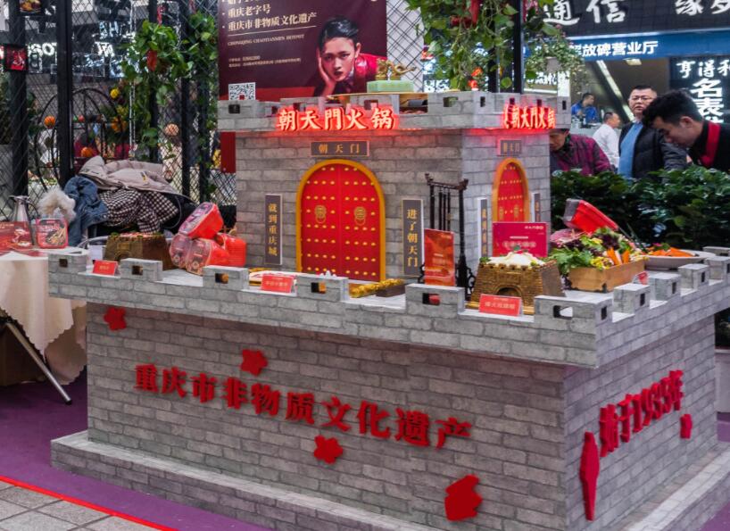 內(nèi)江開火鍋加盟店合適嗎？當(dāng)?shù)厥袌鋈绾危? /> 
</p>
<p>
	1.火鍋店眾多，可行性較高
</p>
<p>
	內(nèi)江雖然有“甜城”之稱，但是當(dāng)?shù)厝巳匀浑x不了麻辣的魂，對火鍋的喜愛是溢于言表的。我們可以看到內(nèi)江的火鍋店數(shù)量并不少，這就說明一個問題，在內(nèi)江開火鍋店的可行性是非常高的。我們可以對比各個火鍋店的品牌特色，通過優(yōu)劣分析，找到更加適合市場的發(fā)展道路。
</p>
<p>
	2.人文景觀多，消費需求旺
</p>
<p>
	我們都知道，內(nèi)江是一座文化古城，培育了多位杰出的歷史名人，孔子之師萇弘和國畫大師張大千都是其中之一。當(dāng)?shù)氐娜宋摹⒆匀痪坝^非常多，深厚的文化氛圍吸引了眾多的旅客，由此，助長了當(dāng)?shù)氐南M需求，不管什么地方來的游客，只要到了內(nèi)江，肯定都是要吃一吃火鍋的。外來消費需求不斷上漲，再加上內(nèi)部本地人對美食的不盡喜愛和執(zhí)著追求，都為在內(nèi)江開火鍋加盟店提供了良好的發(fā)展契機。
</p>
<p>
	3.品牌雜亂，選擇需謹(jǐn)慎
</p>
<p>
	雖然從以上兩點我們都可以看出，內(nèi)江的火鍋加盟市場非常旺盛，但是并非所有人都能一舉成功，目前的火鍋行業(yè)是火爆與危機并存的，發(fā)展形勢好，但也面臨著市場混亂，品牌多而雜，市場約束不足等問題，因而，作為投資人我們就得保持應(yīng)有的理性和判斷力，選擇品牌時要盡可能地選擇那些有一定市場知名度和威望的火鍋品牌。
</p>
<p>
	綜上所述，內(nèi)江是一個吃火鍋氛圍濃烈的城市，當(dāng)?shù)夭粌H市場好，需求也旺，但是你也應(yīng)該明了的一點是，有開店想法的并不止你一人，大家都在爭分奪秒地?fù)寠Z資源，因此，為了避免好品牌、好門面被他人搶占，建議盡早行動。以上就是我們的相關(guān)回答了，如有其它疑問，可給我們留言。
</p>                        </div>
                    </div>
                </div>
                <div   id=