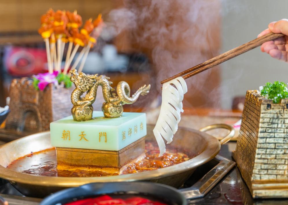 朝天門火鍋人氣如何？排隊(duì)場面堪比“春運(yùn)”！