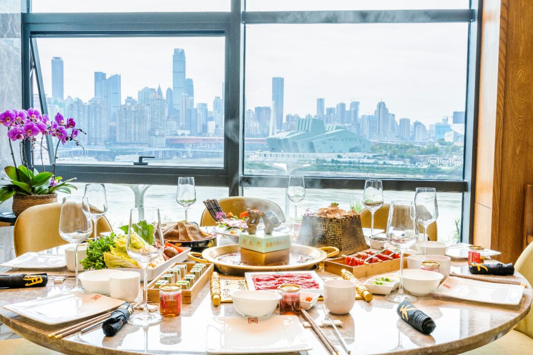 恭喜朝天門餐飲控股集團(tuán)榮獲中國(guó)餐飲百?gòu)?qiáng)企業(yè)第八名！