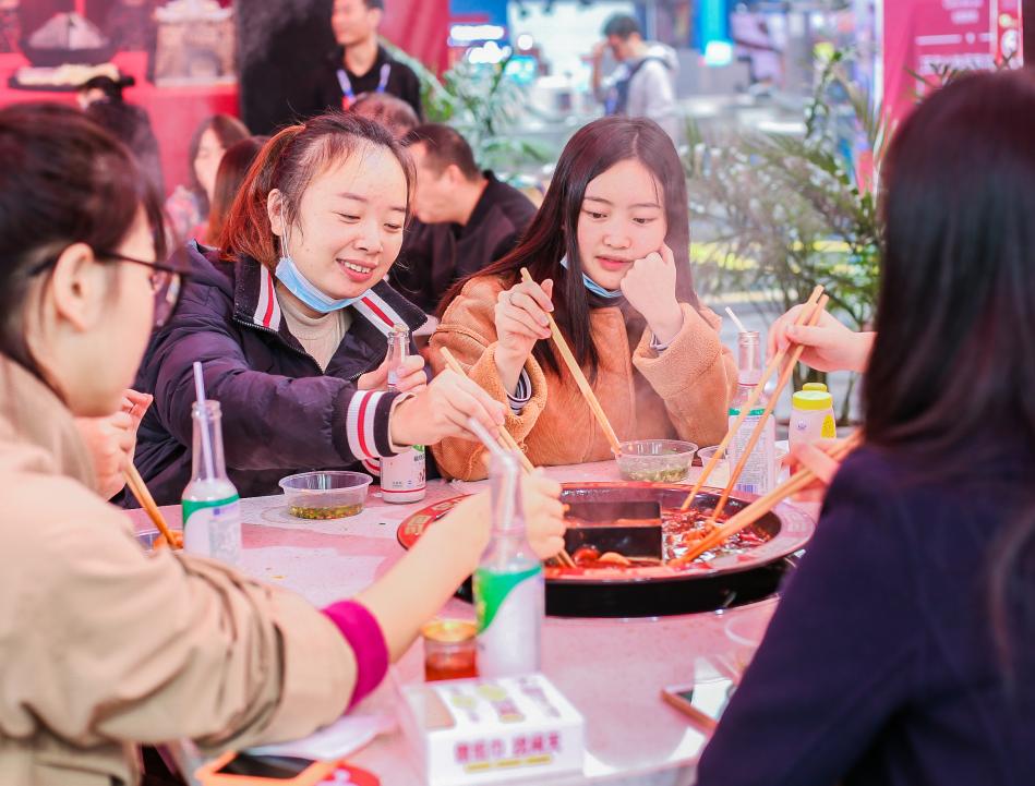 河池開火鍋加盟店，如何服務(wù)好顧客的胃？