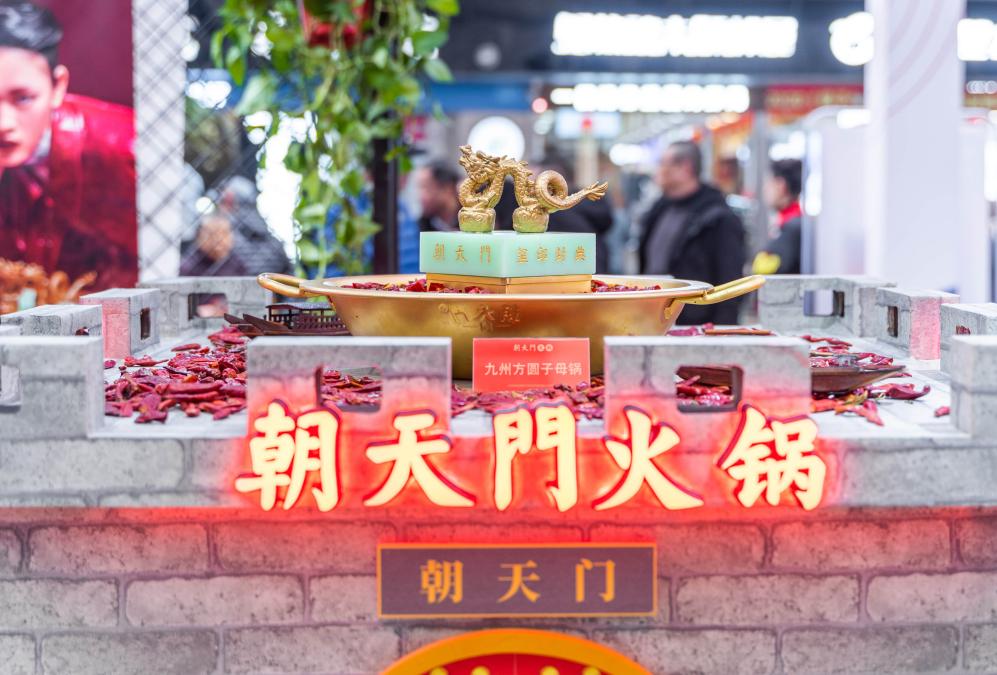 東興開火鍋加盟店，三招讓你生意興?。? /> 
</p>
<p>
	1.做好服務者
</p>
<p>
	想要開好火鍋加盟店，就必須得充分發(fā)揮員工的重要性和作用。員工是直接服務者，亦是品牌形象的塑造和文化的傳播者，他們服務的細致度、體貼度和包含的人情味和溫度，都彰顯著一個品牌的價值，是門店核心的競爭力量之一。
</p>
<p>
	因此，對于如何開好店這一問題，我們十分強調員工服務的重要性，要讓服務的理念深入人心，另外還得提供標準化的服務，保障服務節(jié)奏和效率，與此同時，也要讓員工的服務更加人性化和個性化，要能從關切員工需求的角度預判顧客的需求內容，從而提供附加服務（比如幫顧客去除衣物油污、為顧客調蘸料等等）。
</p>
<p>
	2.做好推銷員
</p>
<p>
	<a href=
