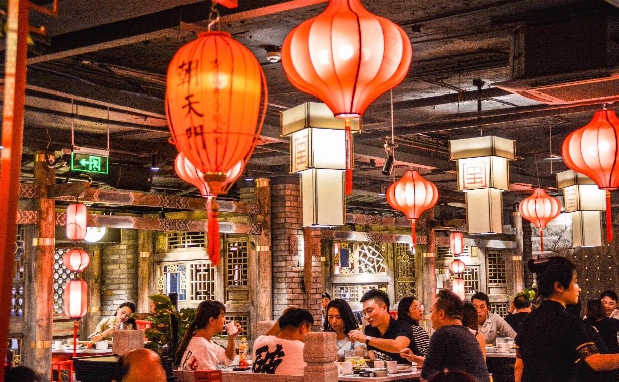 疫情下餐飲店火爆排隊(duì)，經(jīng)營(yíng)秘訣是什么？