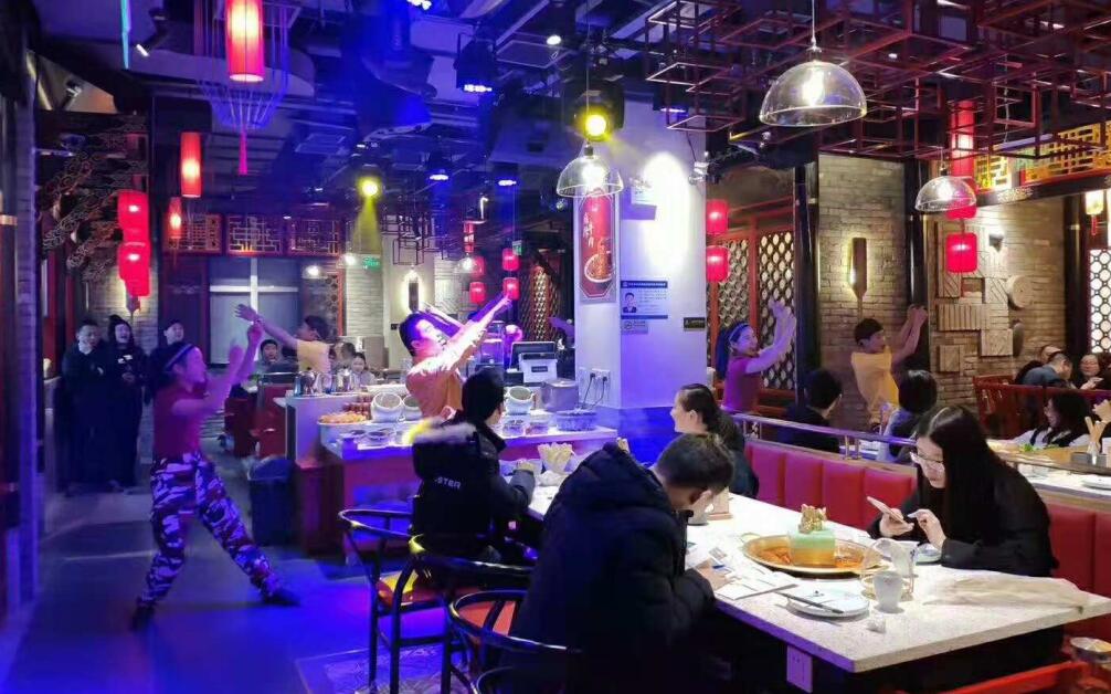 一年四季都排隊(duì)的火鍋店，到底有什么技巧？